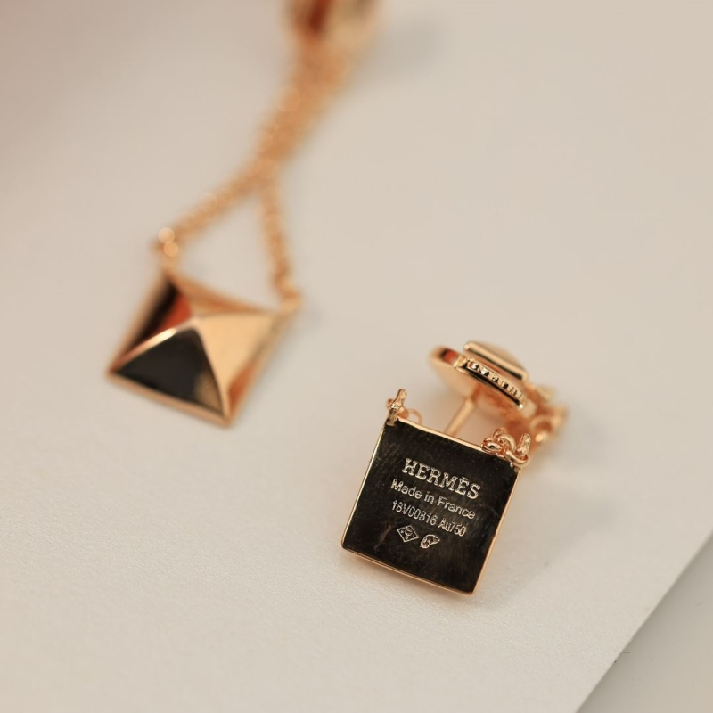 H**me5 earrings